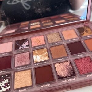Huda Beauty Naughty Nude palette, gorgeous!